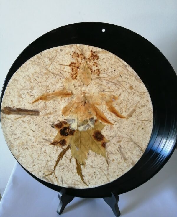 Disque décoré avec fleurs pressées (DE-1413)