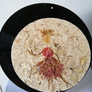 Disque décoré avec fleurs pressées (DE-1418)