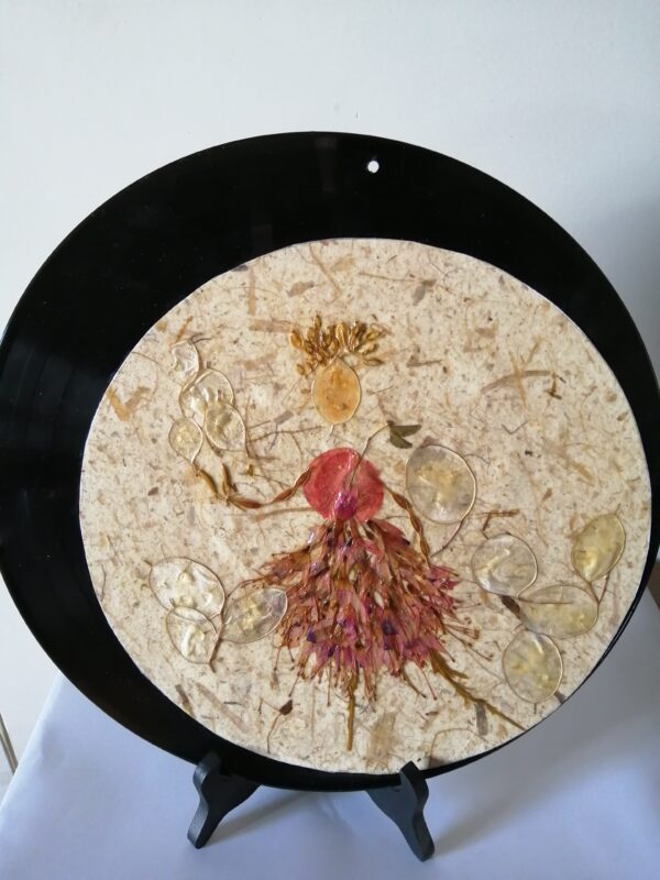 Disque décoré avec fleurs pressées (DE-1418)