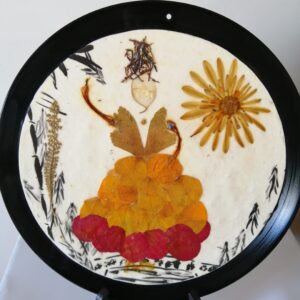 Disque décoré avec fleurs pressées (DE-1421)