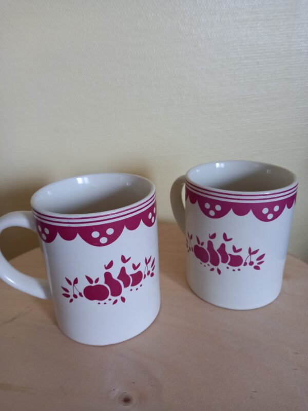 Lot 2 mugs (VA-1677)