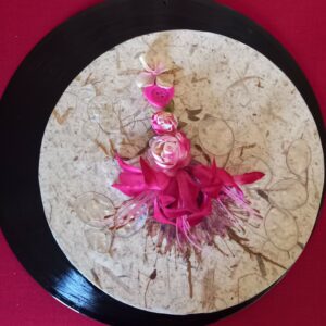 Disque décoré avec fleurs pressées (DE-1418)