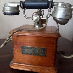 Ancien téléphone en bois a manivelle  (DE-1813)