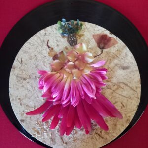 Disque décoré avec fleurs pressées (DE-1815)