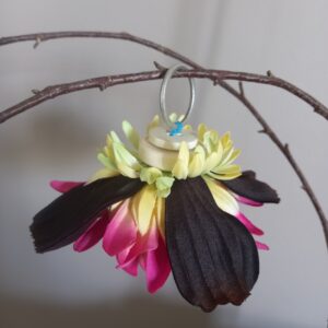 Grigri avec fleurs en tissu (DE-1874)