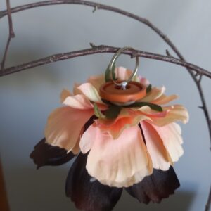 Grigri avec fleurs en tissu (DE-1877)